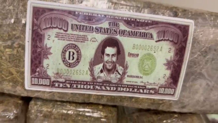 Polícia apreende 2 toneladas de maconha com o rosto de Pablo Escobar em MG | CNN Brasil
