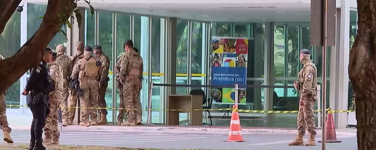 Suspeita de bomba em frente a ministério mobiliza polícia em Brasília | CNN Brasil