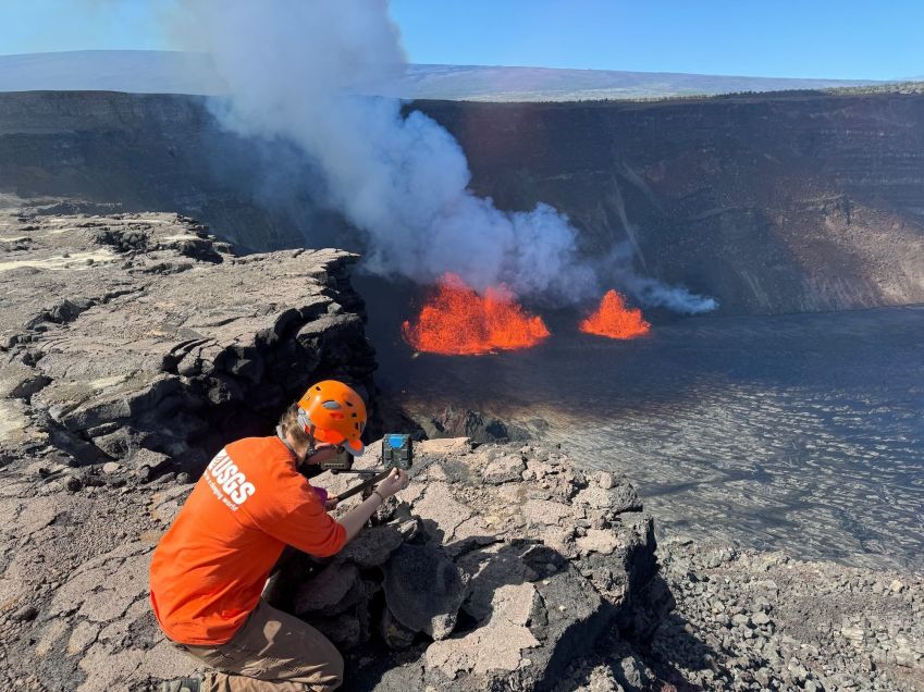 Um geólogo do Observatório de Vulcões Havaianos do USGS verifica uma webcam durante erupção no vulcão Kilauea, no Havaí, em 2024. • M. Patrick/USGS/Reuters via CNN Newsource