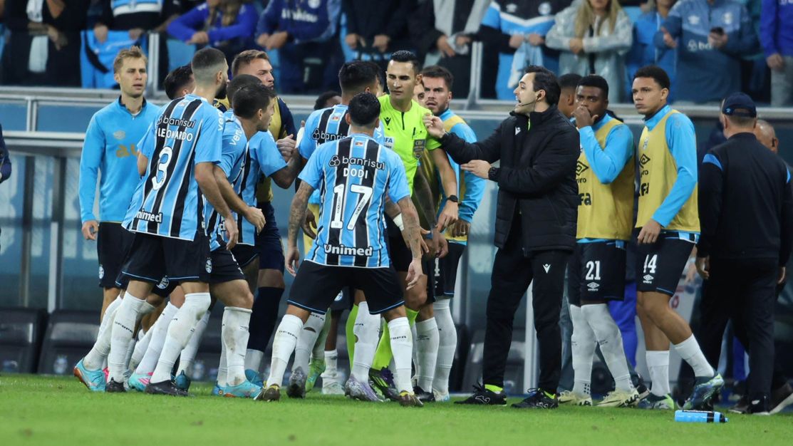 Após polêmica, Grêmio leva lista de reclamações contra arbitragem à CBF | CNN Brasil