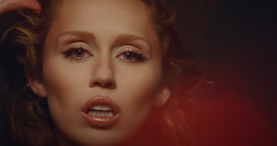 Miley Cyrus faz relato comovente sobre luta contra a dependência química | CNN Brasil