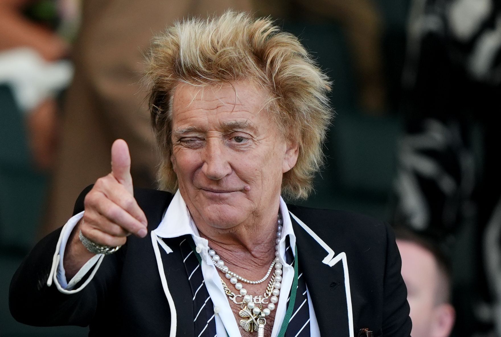 Rod Stewart treina para quebrar recorde pessoal nos 100 metros de corrida | CNN Brasil