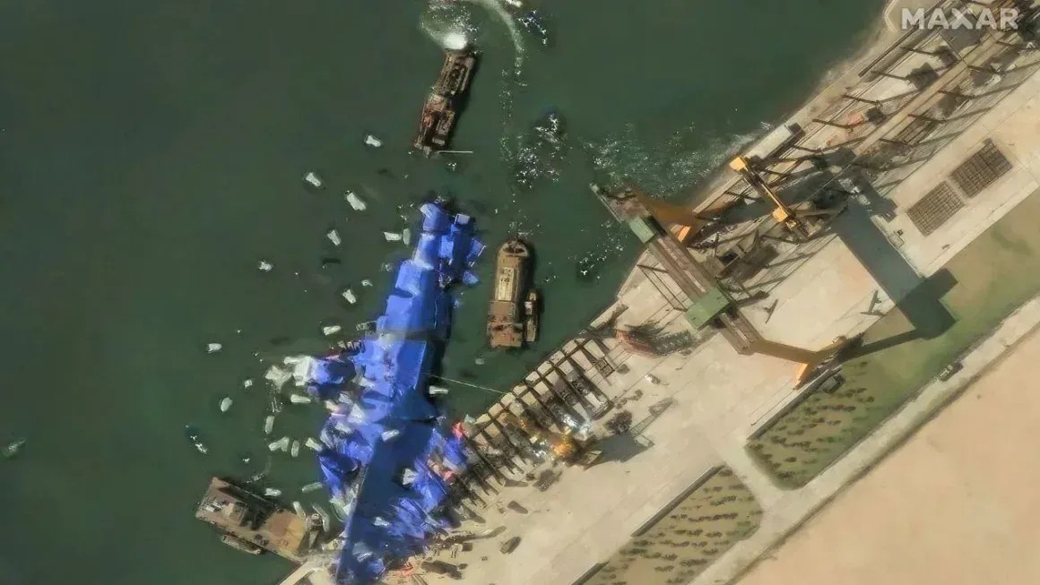 Coreia do Norte envia objetos misteriosos a navio de guerra, revelam fotos | CNN Brasil