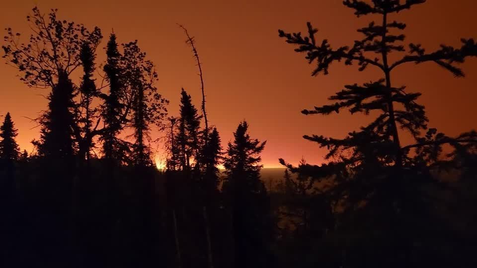 “Céu laranja”: Incêndios florestais perigosos forçam retiradas no Canadá