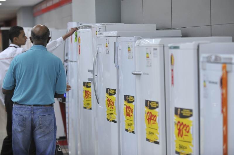Inflação: 44,4% planejam menos compras de bens duráveis, diz AtlasIntel | CNN Brasil
