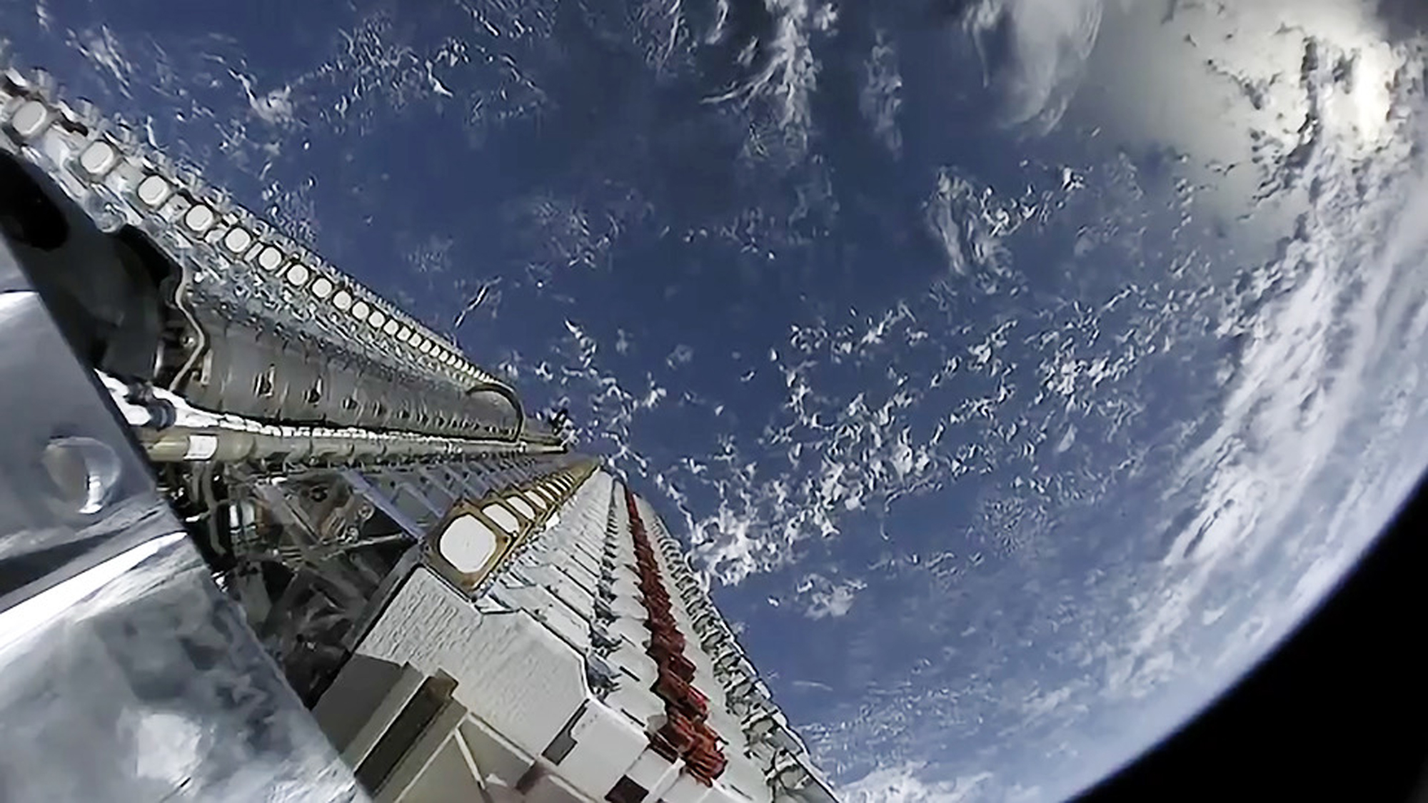 Erupções solares encurtam vida útil de satélites da SpaceX, aponta pesquisa | CNN Brasil