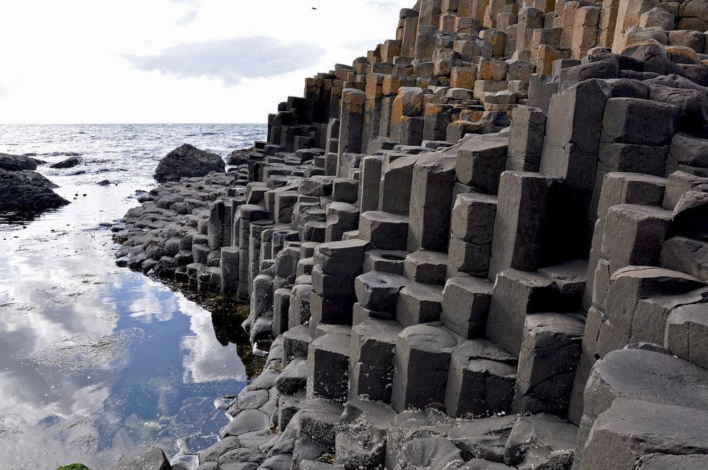 Calçada dos Gigantes: conheça enigma geológico da costa irlandesa | CNN Brasil