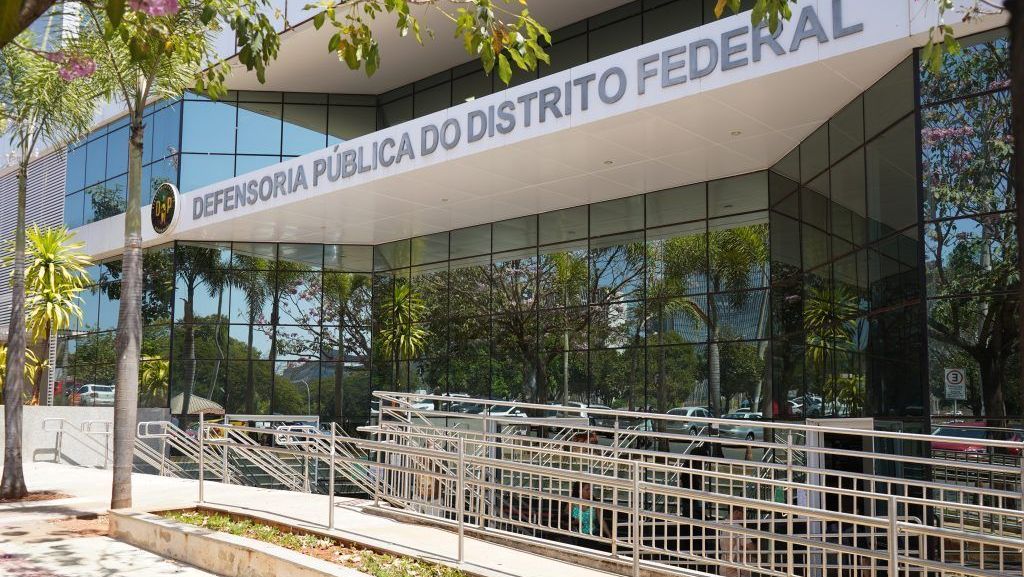 DF: Justiça manda cartório reconhecer pai que deu à luz e mãe trans de bebê
