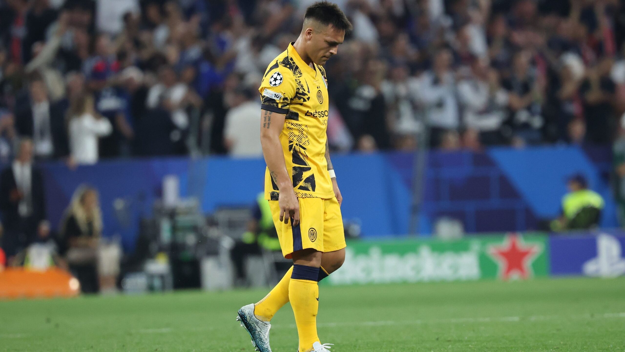 Torcedor solitário recebe Inter de Milão após goleada: “Único idiota aqui” | CNN Brasil