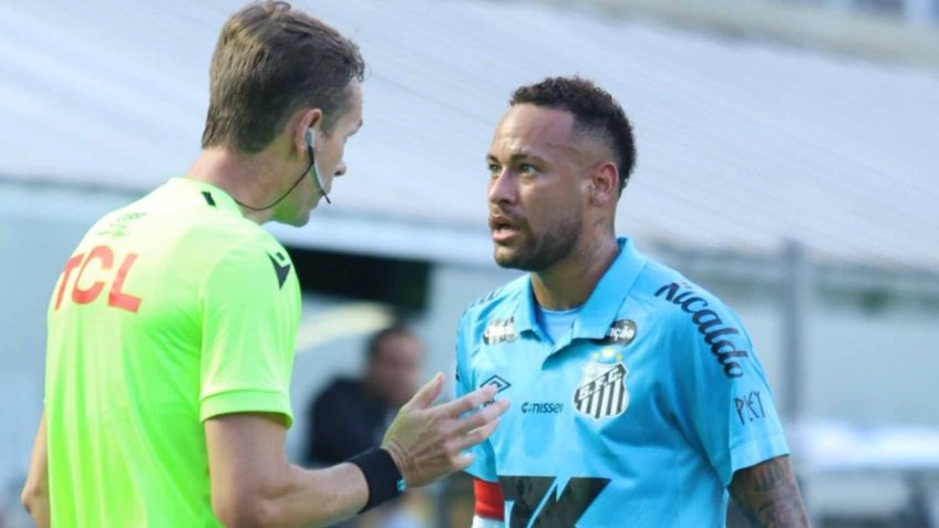 Neymar reclama com a arbitragem em Santos x Botafogo • GESSICA PACHECO/PERA PHOTO PRESS/ESTADÃO CONTEÚDO