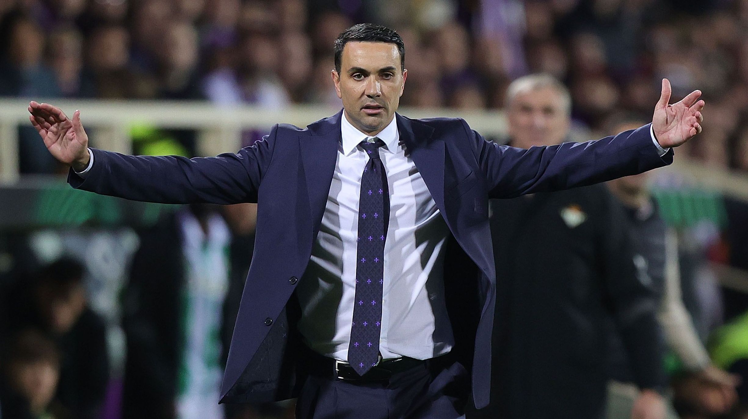 Fiorentina demite técnico três semanas após renovar seu contrato | CNN Brasil